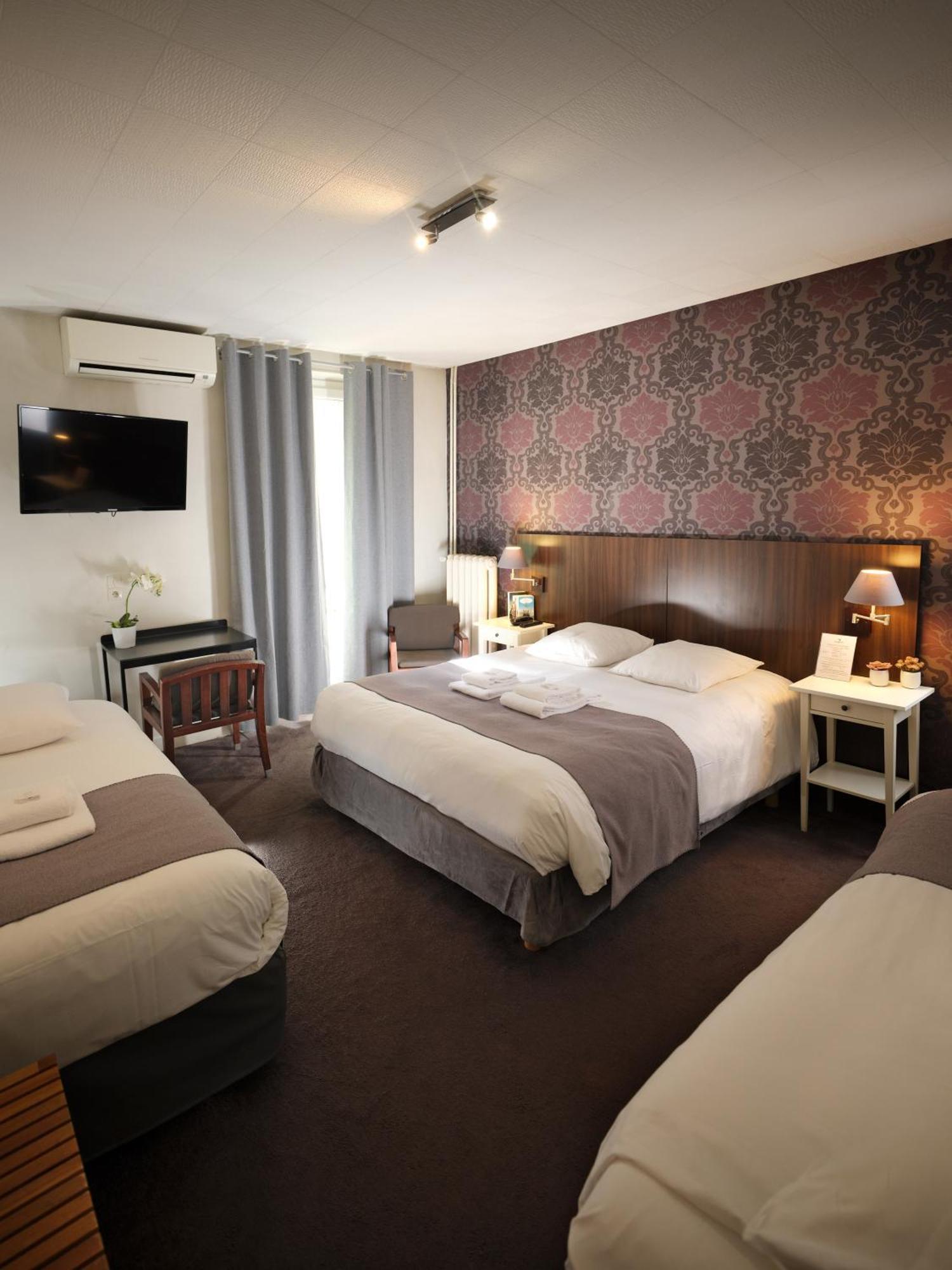 Les Negociants Hotel