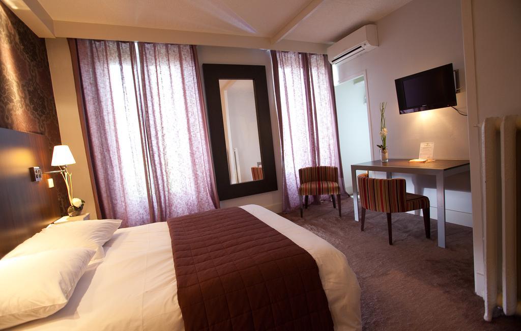 Les Negociants Hotel